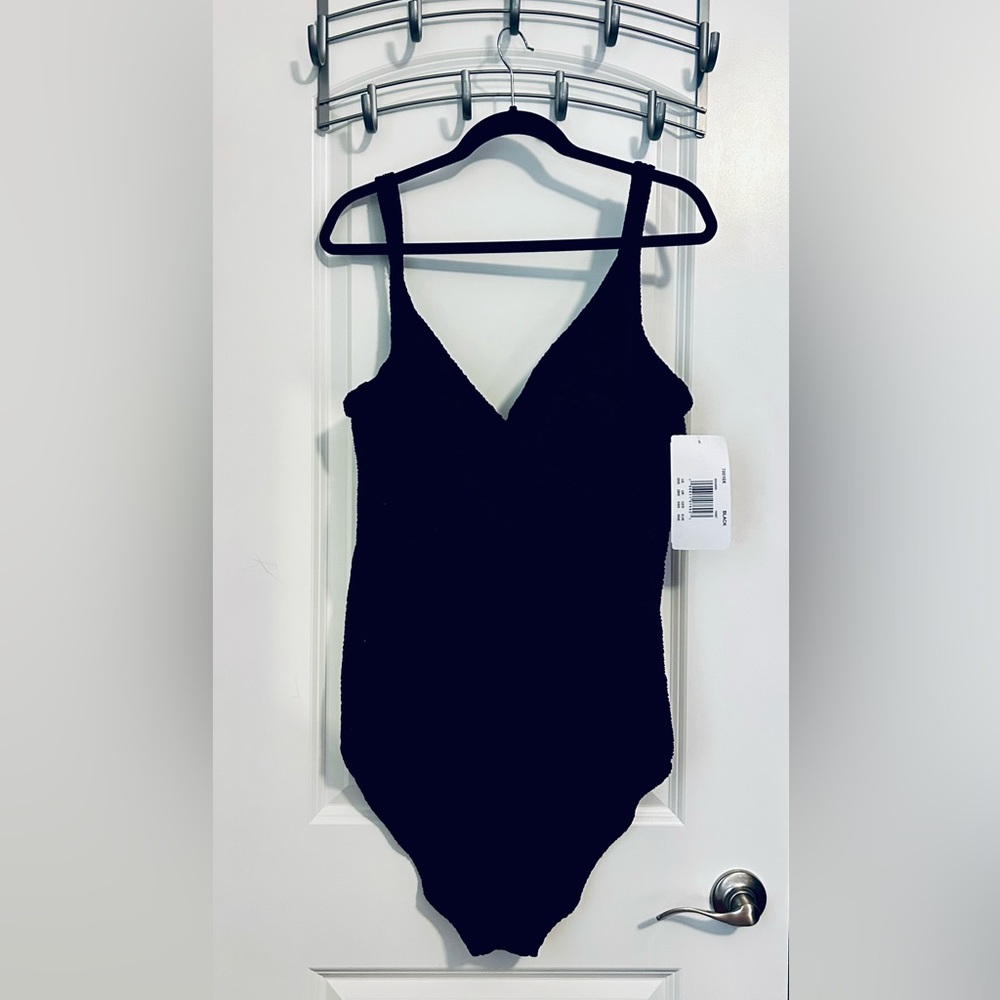One piece Krinkle chlorine resistant swimsuit twist front-black